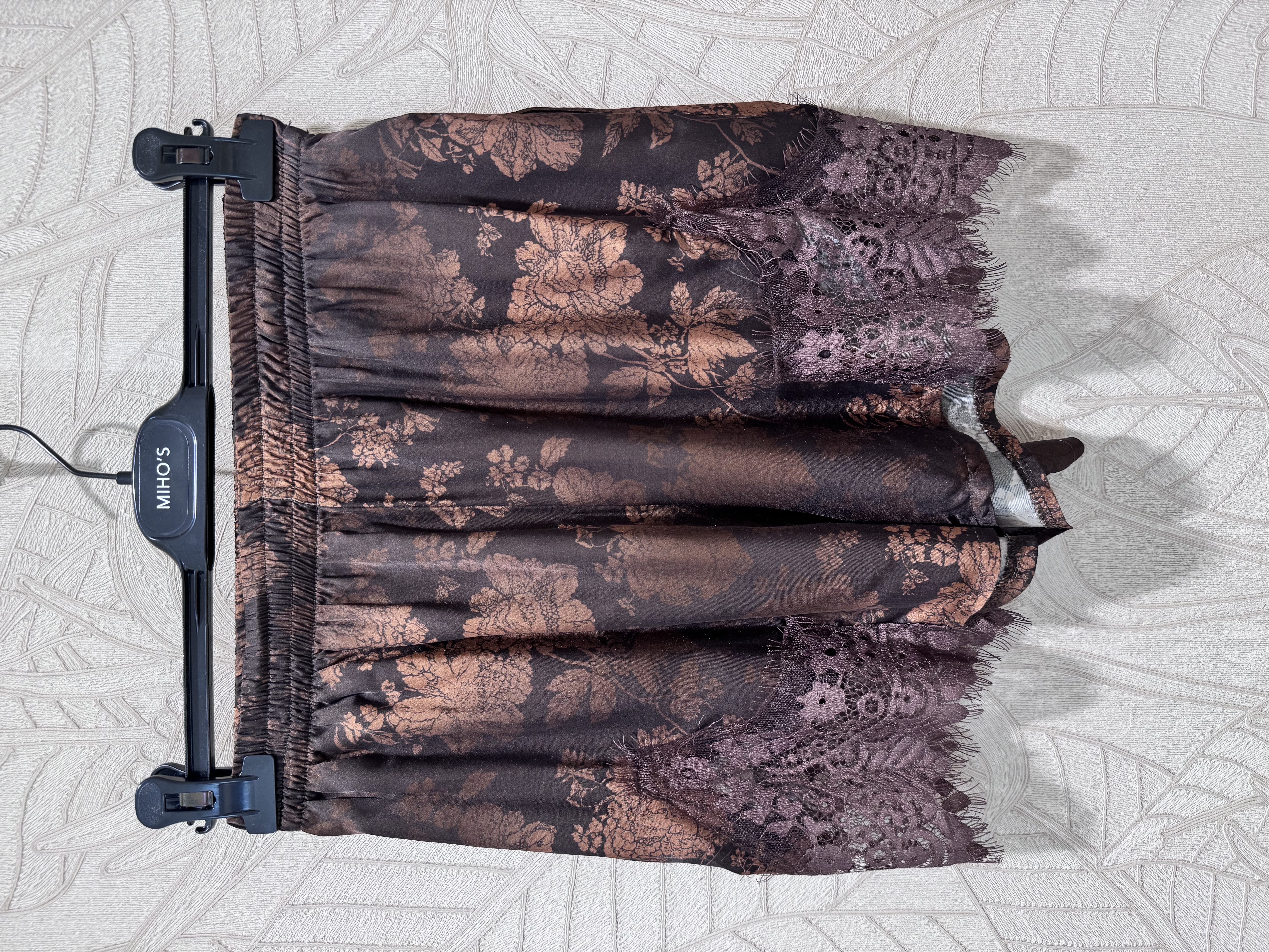 Locker sitzende Shorts mit Spitze