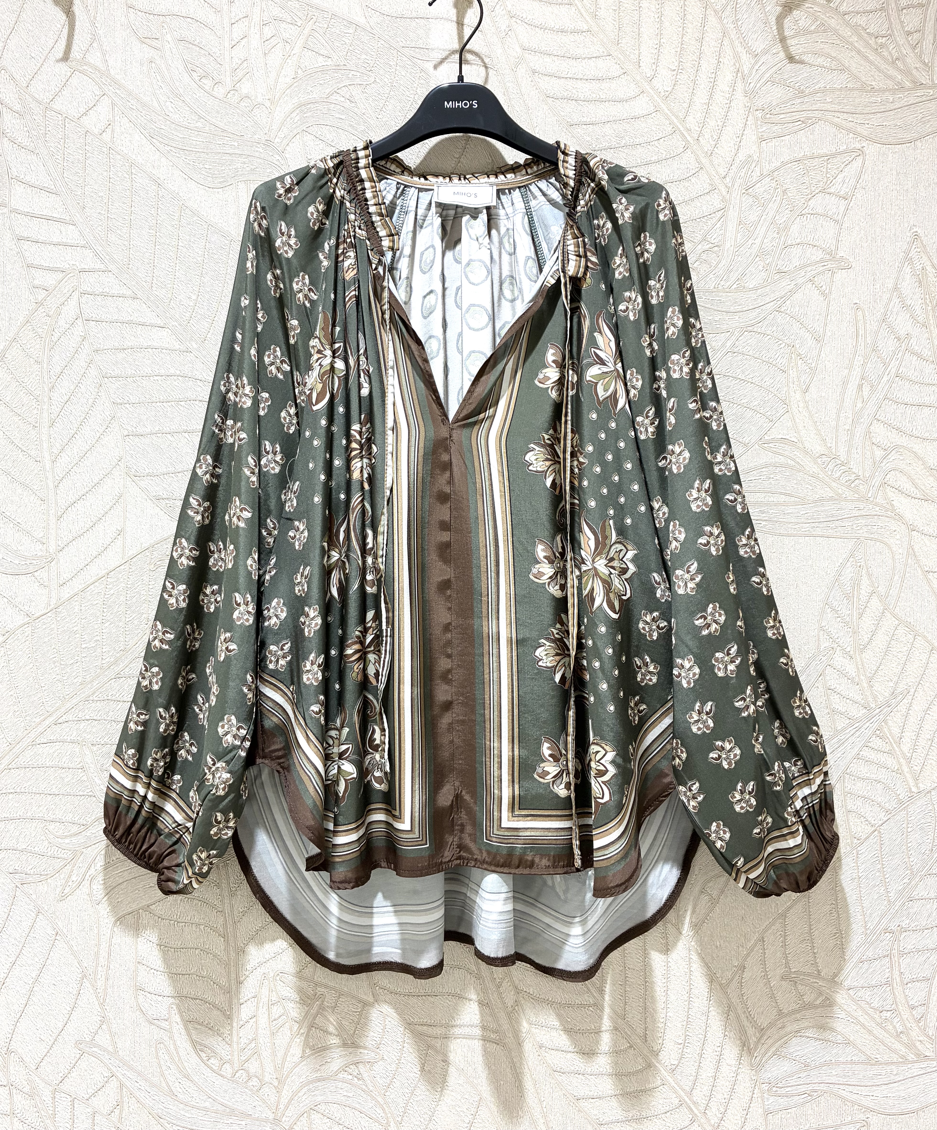 V-Ausschnitt-Bluse mit Kordeln