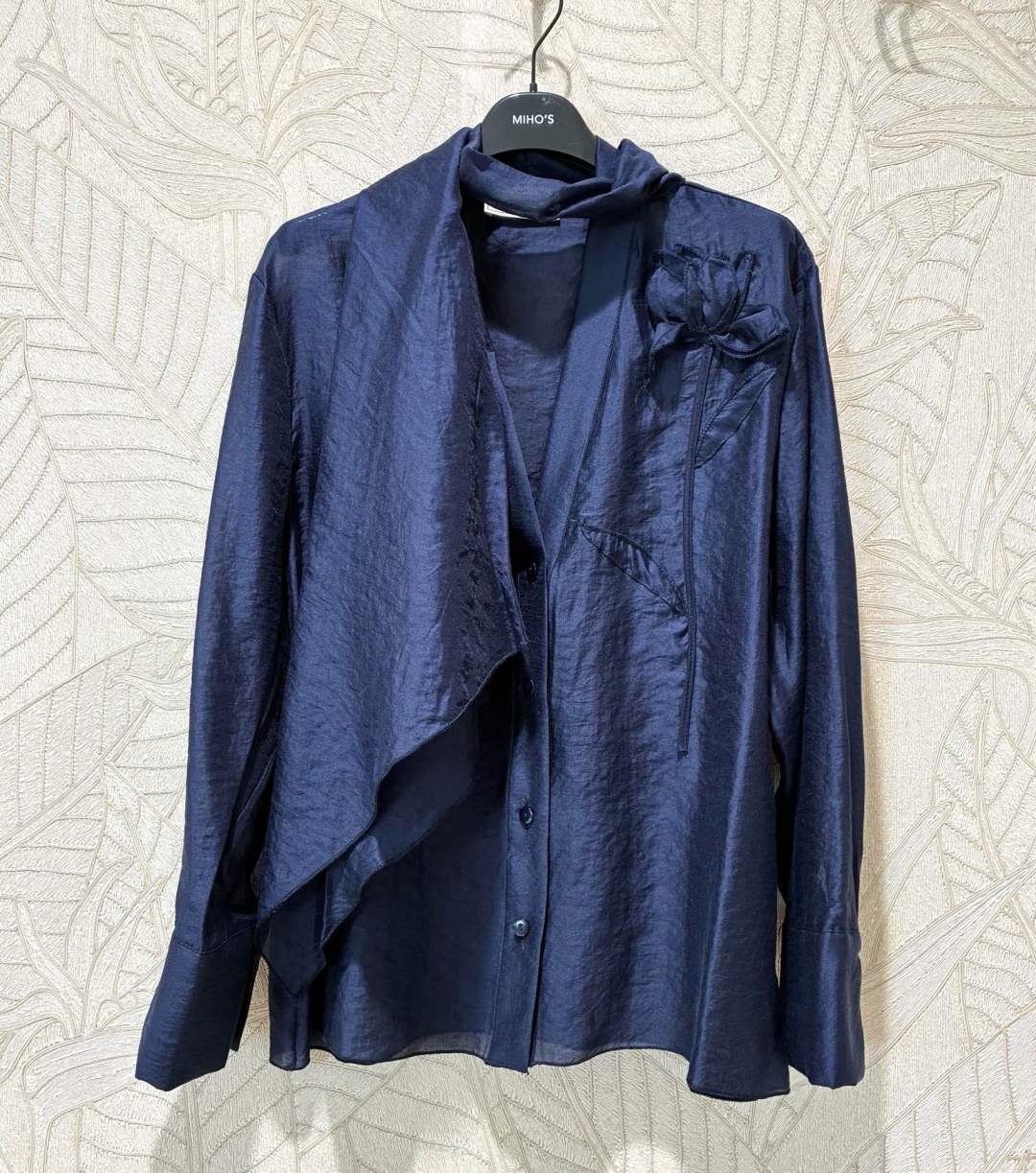 Bluse mit Schal und Blumen-Applikation