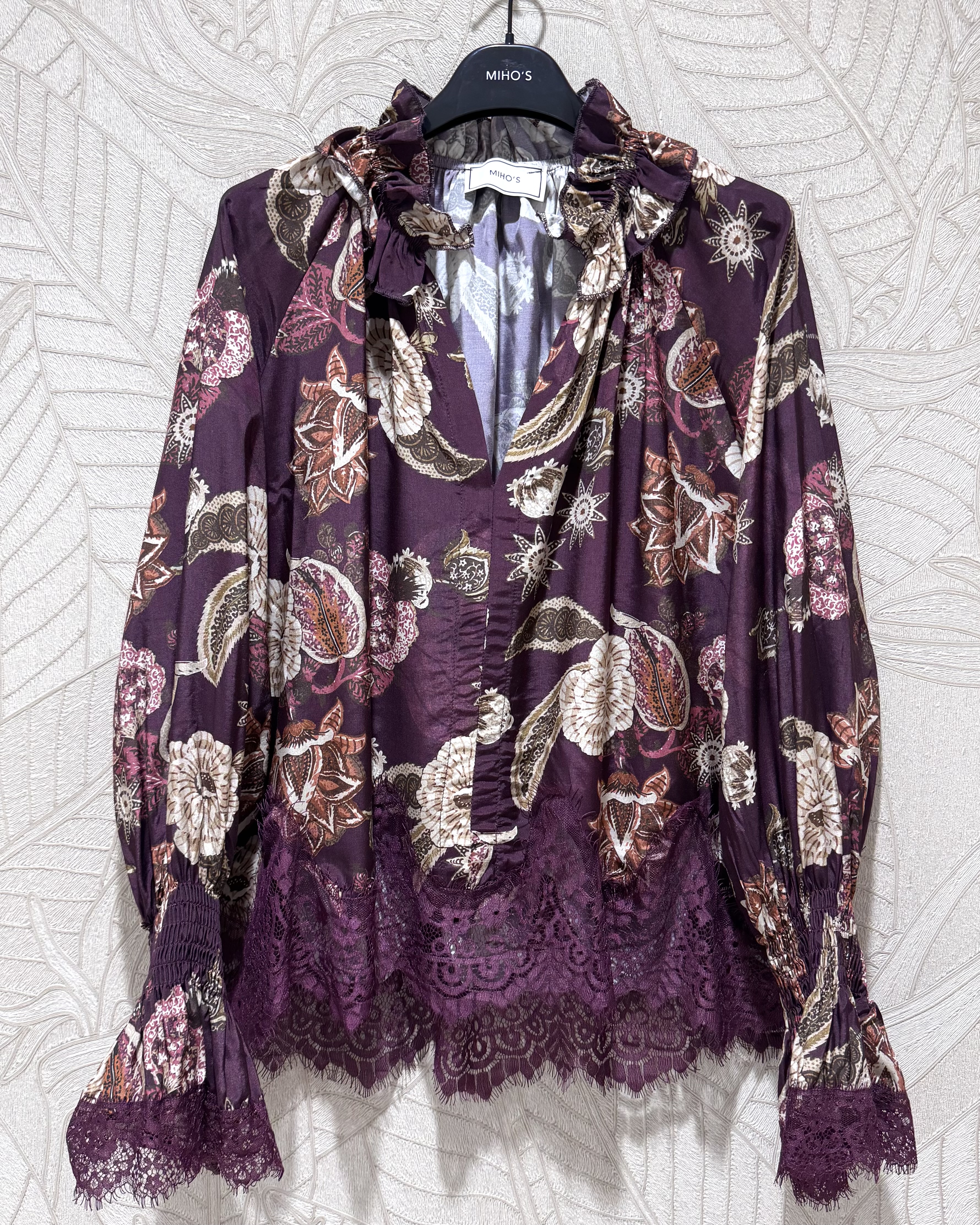 Bluse mit Volant und Bischofsärmeln