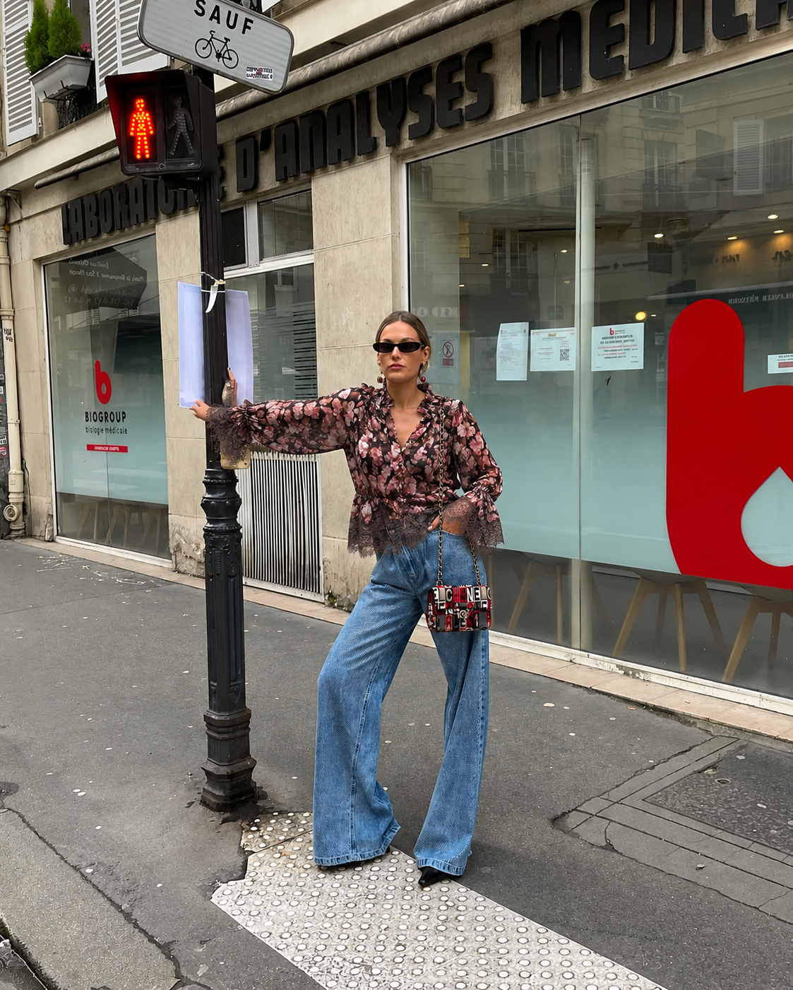 Bluse mit V‑Ausschnitt und Volant