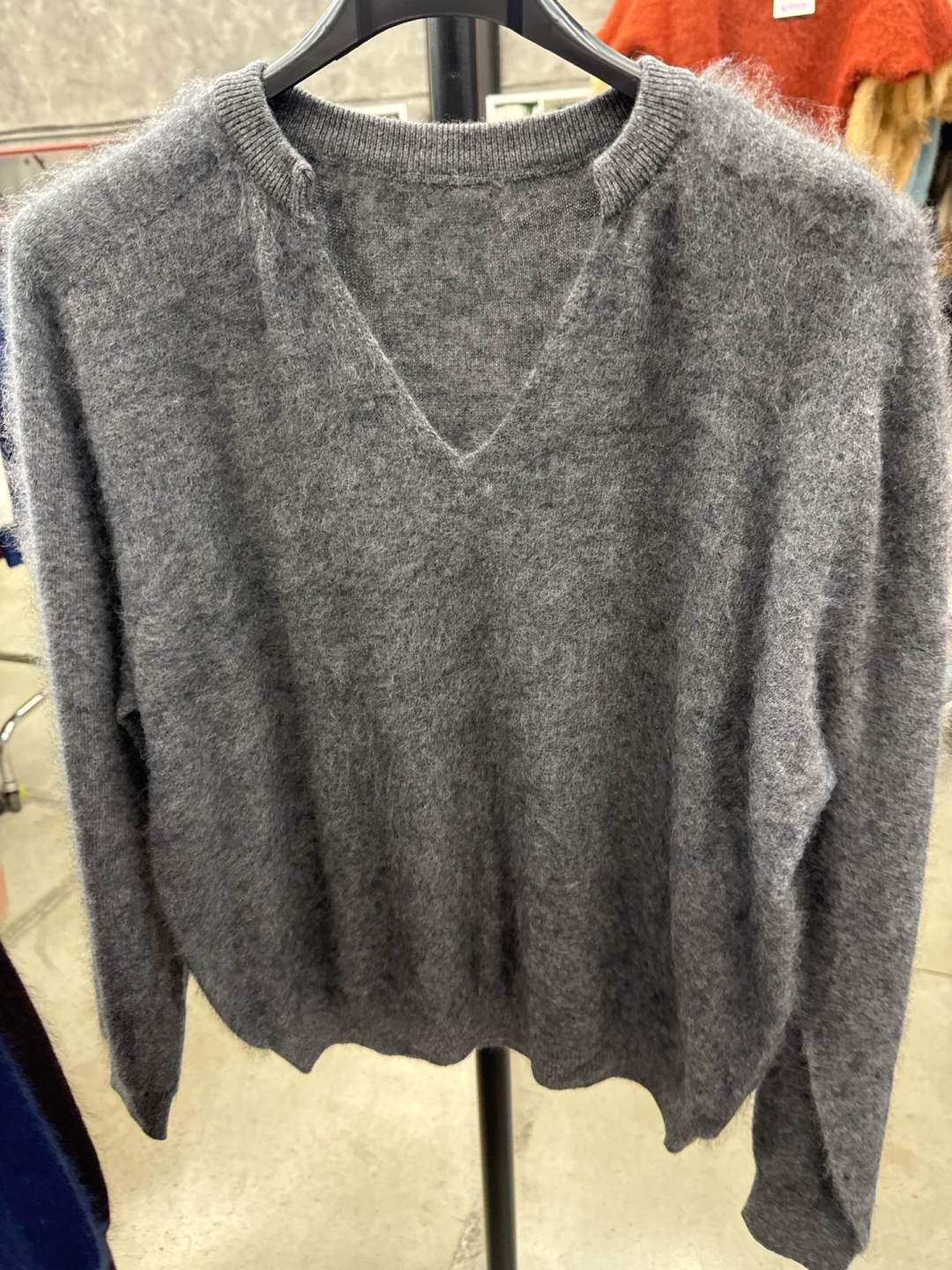 Flauschiger V‑Ausschnitt Pullover