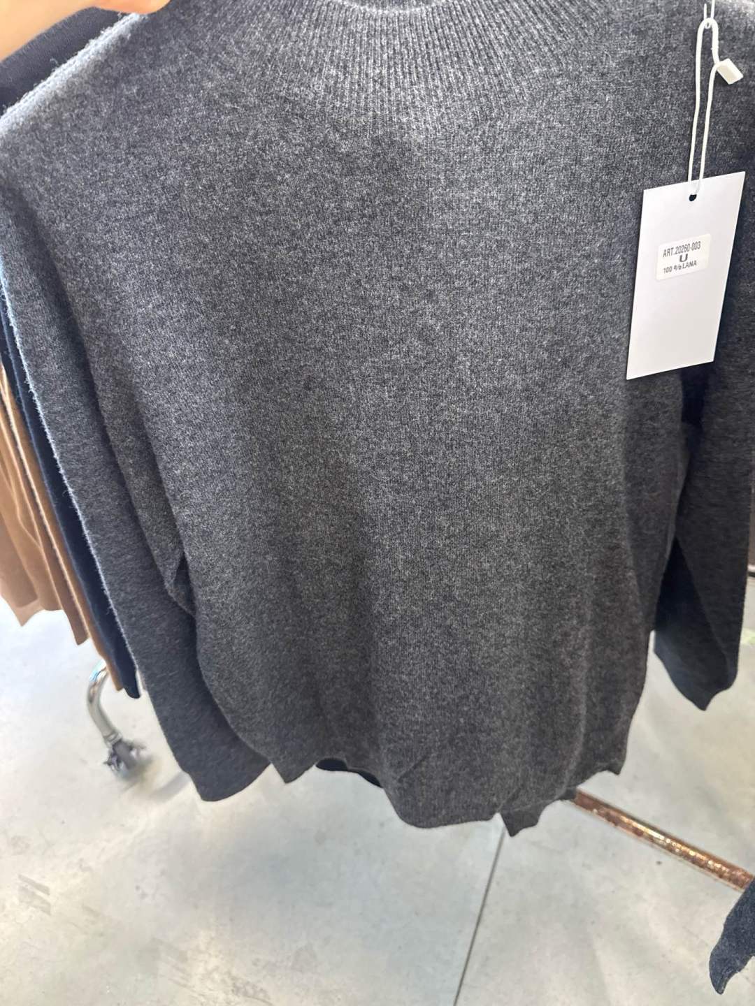 Schlichter Pullover mit halbem Rollkragen