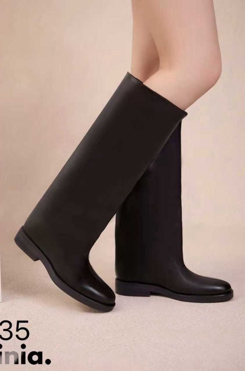 Matte kniehohe Stiefel