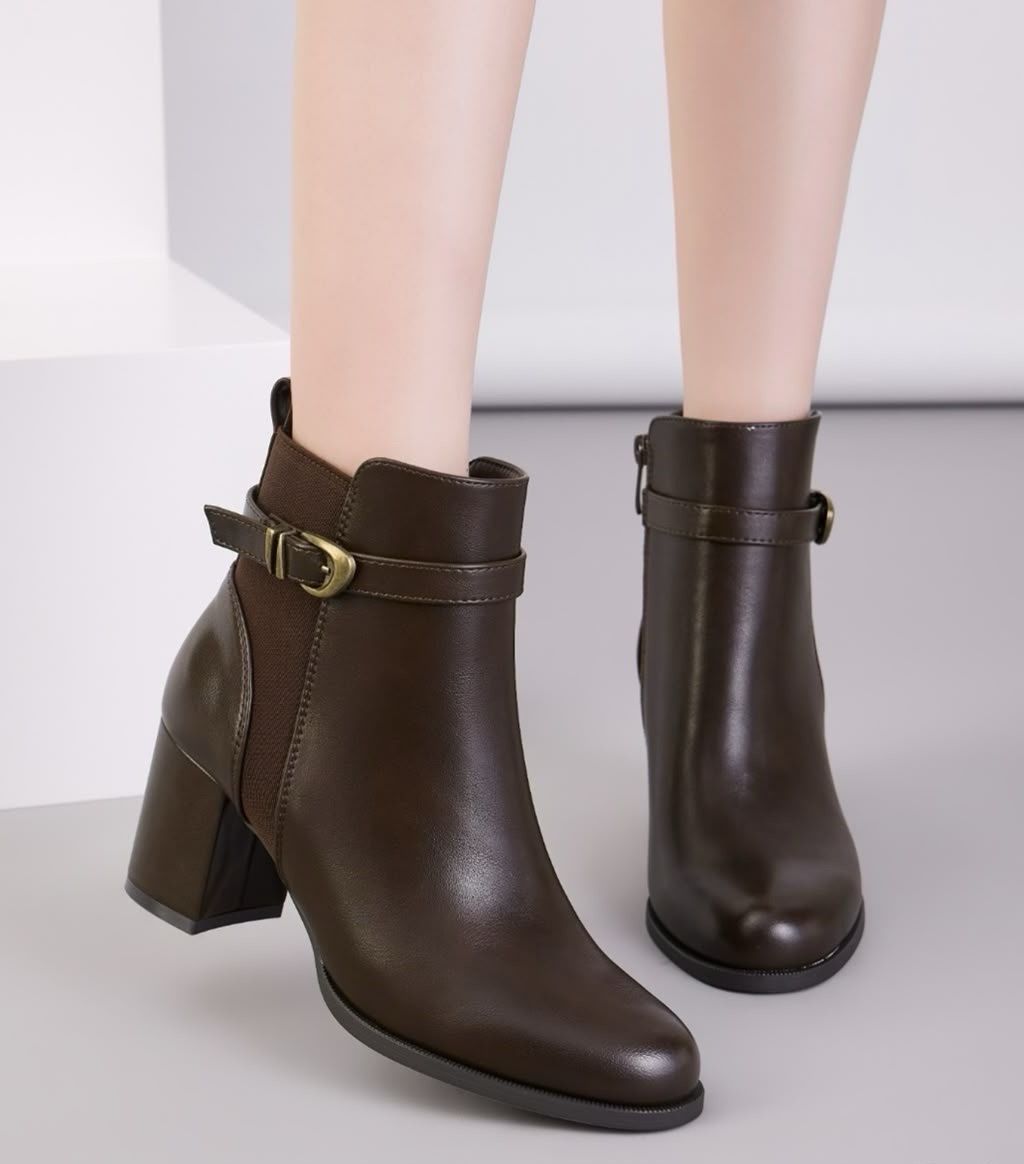 Ankle-Boots mit Blockabsatz und Schnalle