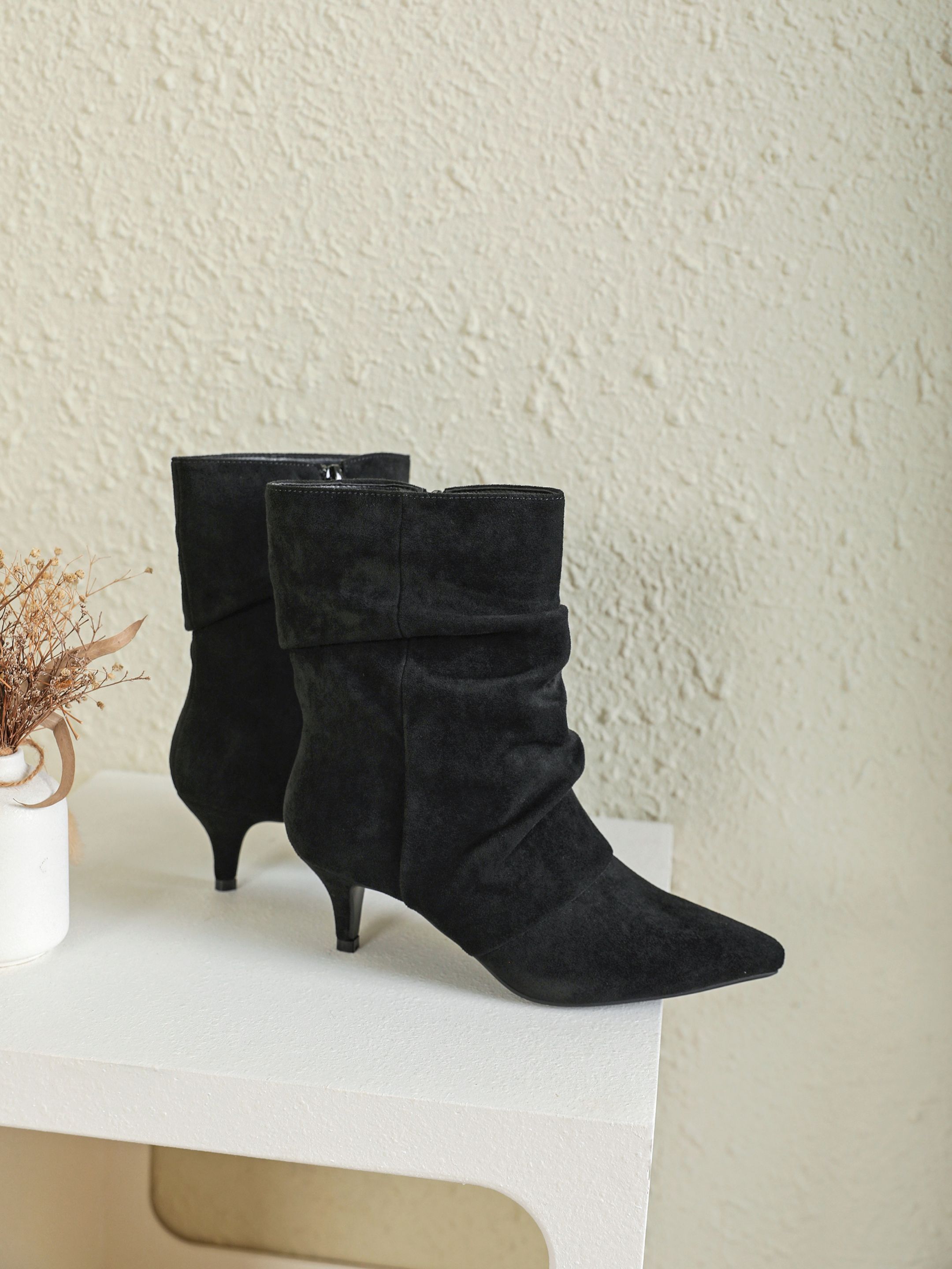 Velours-Stiefeletten mit gerafftem Schaft