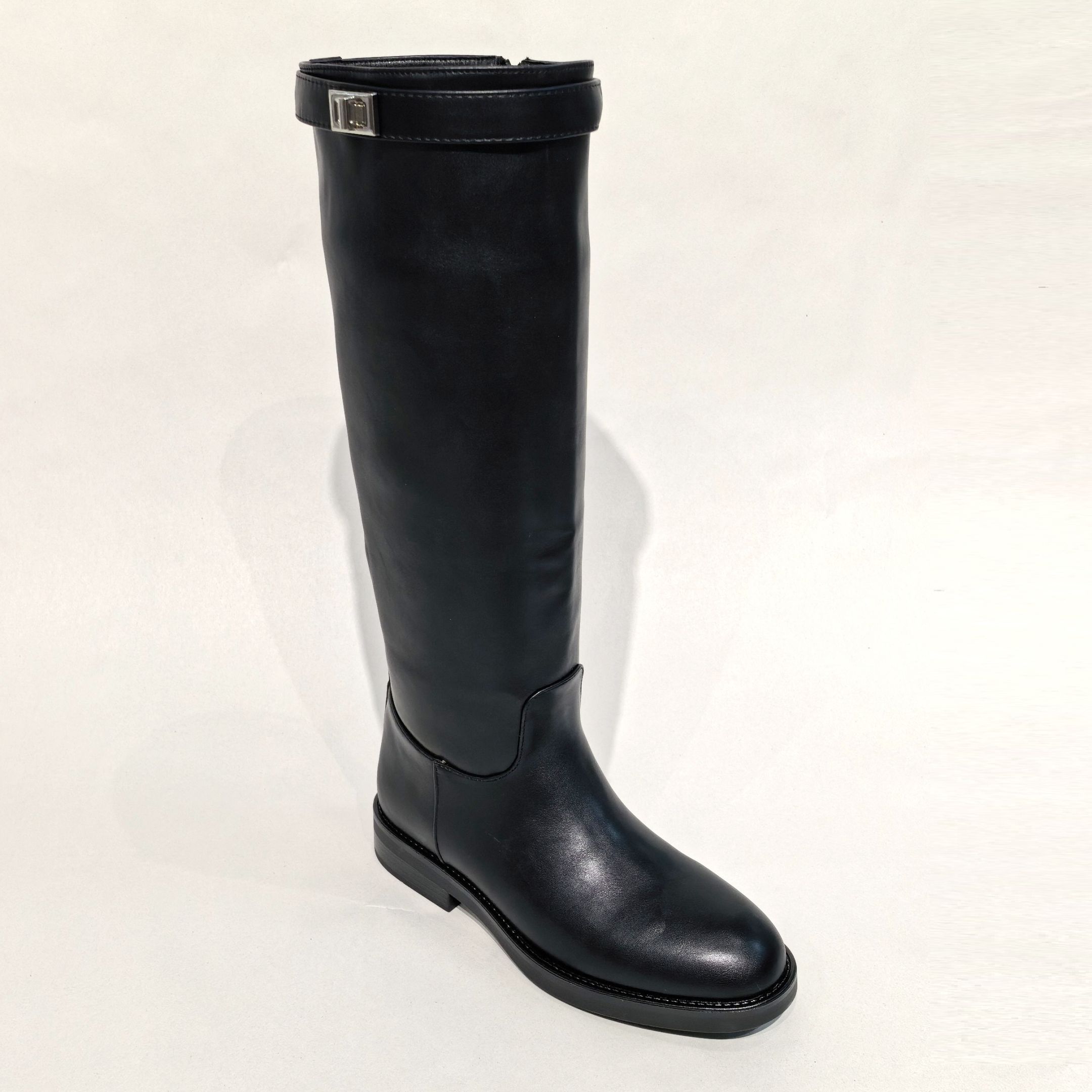Stiefel mit dekorativem Riemen