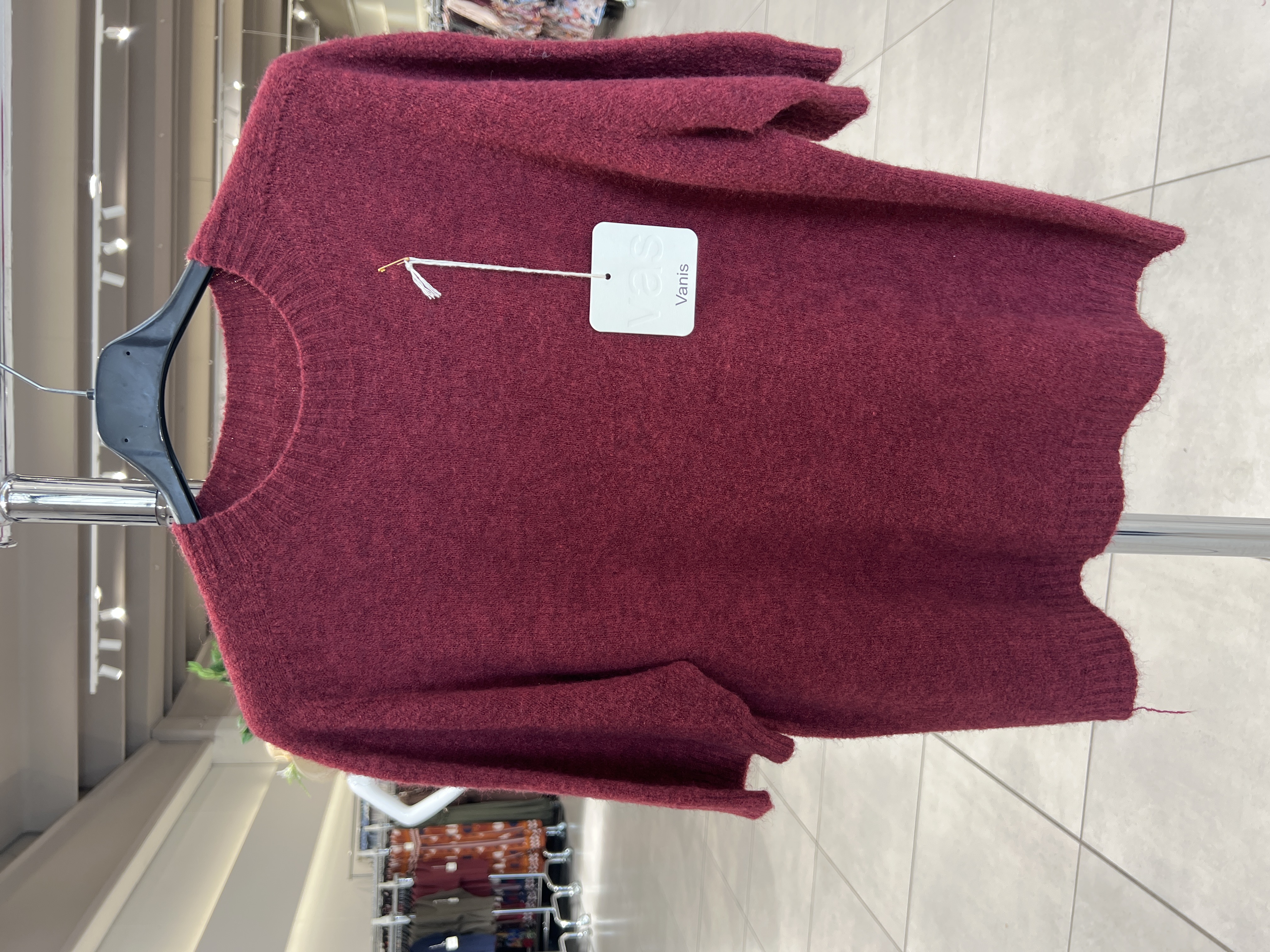 Schlichter Pullover bis zur Hüfte