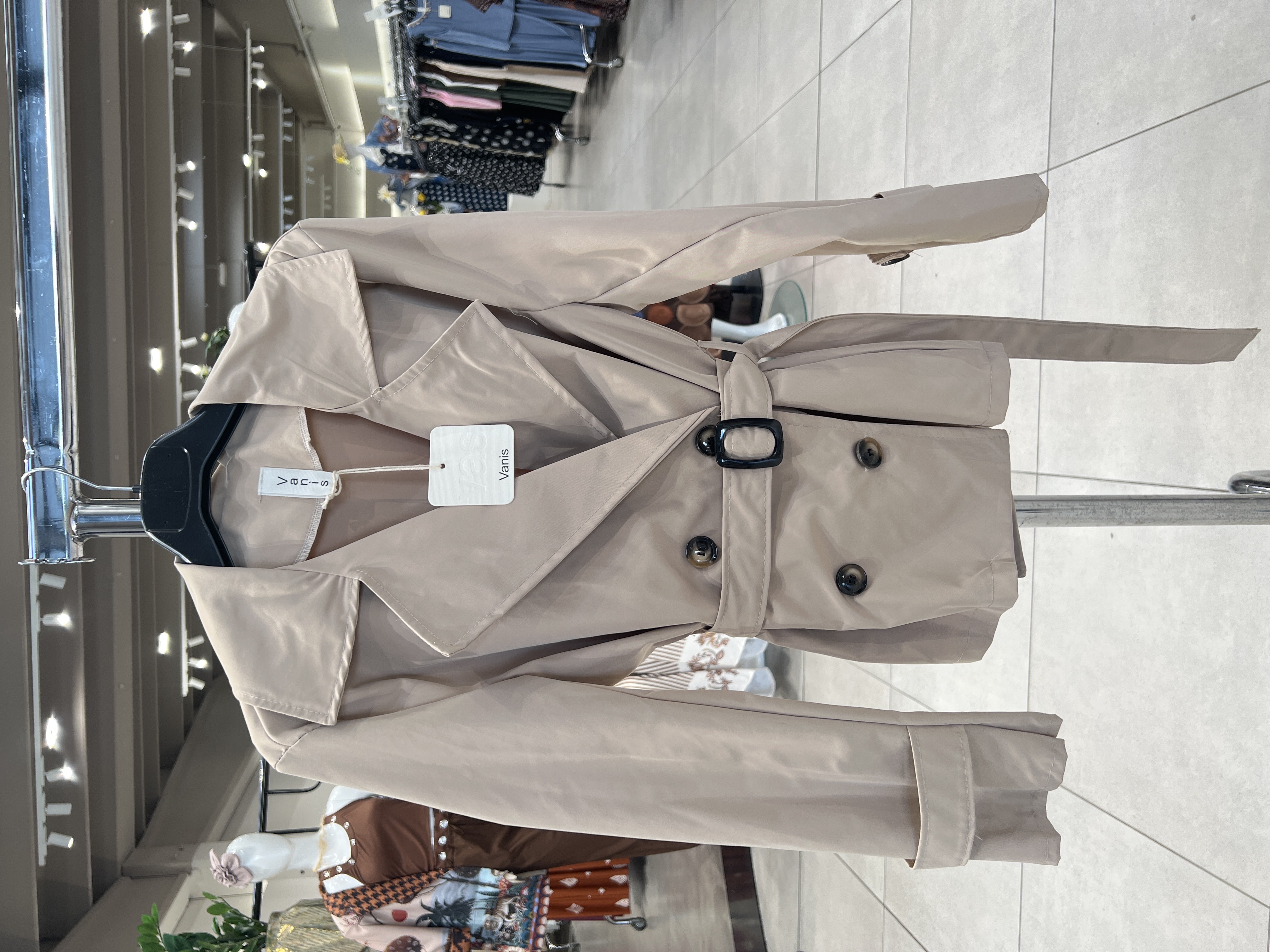 Kurzer Doppelreihiger Trenchcoat mit Gürtel