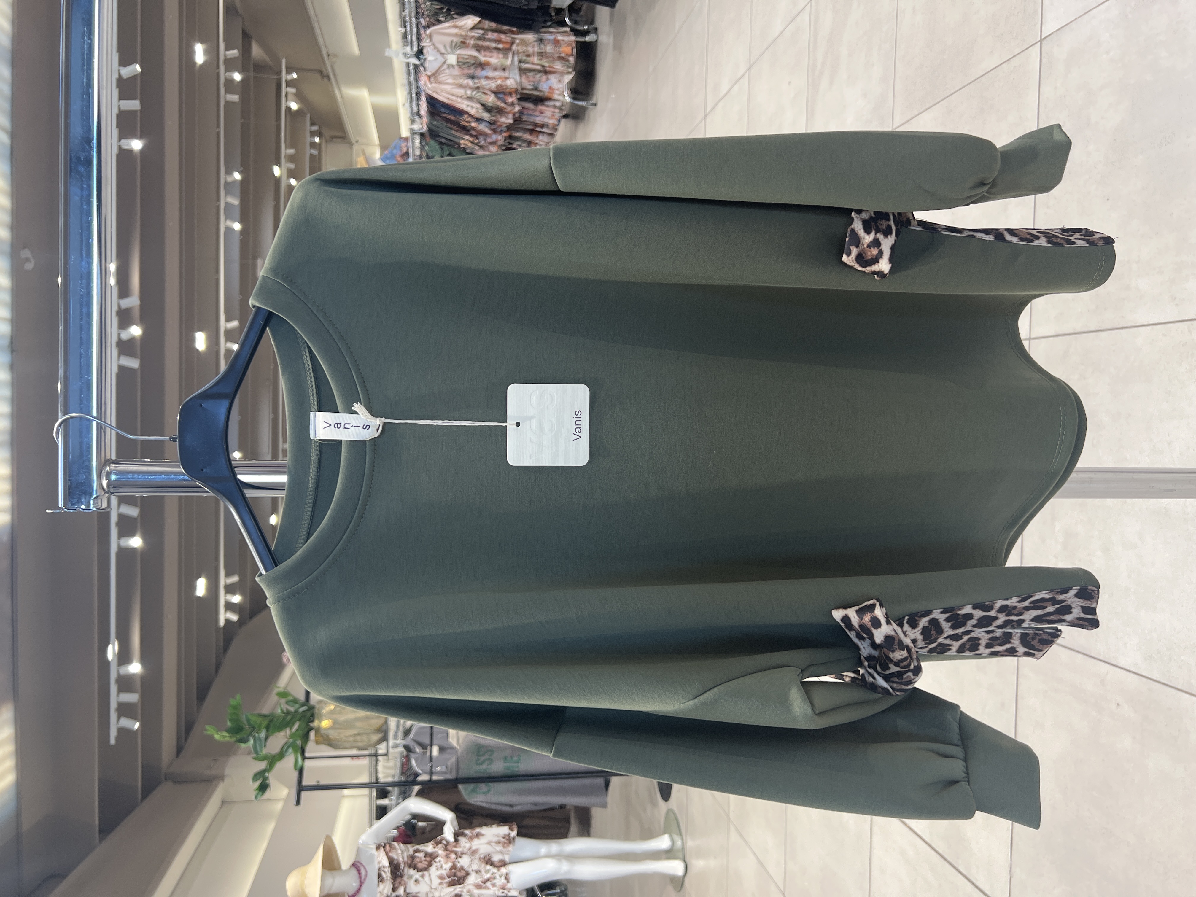 Lockerer Sweater mit Schleifen an den Seiten