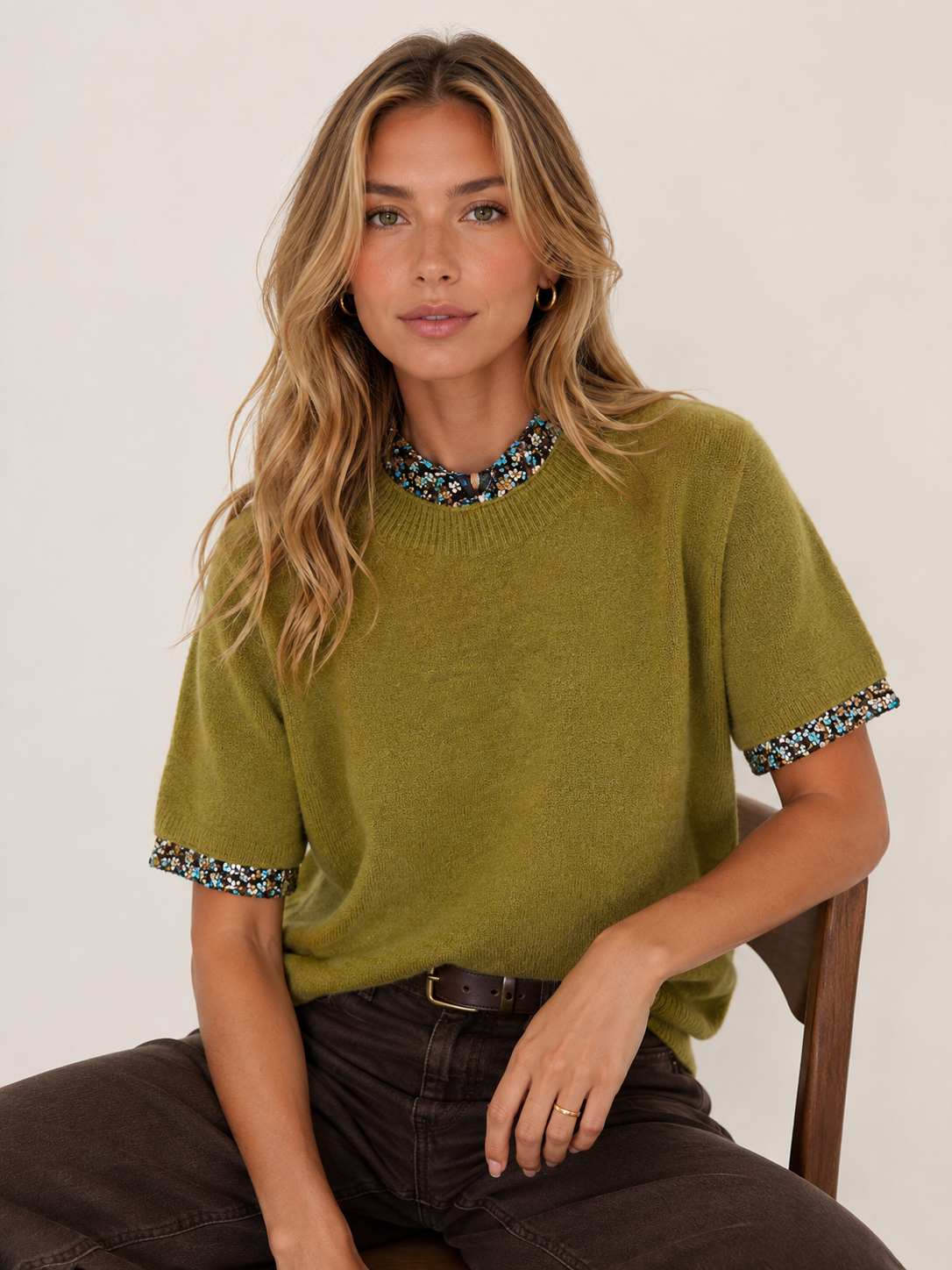 Regularer Pullover bis zur Hüfte