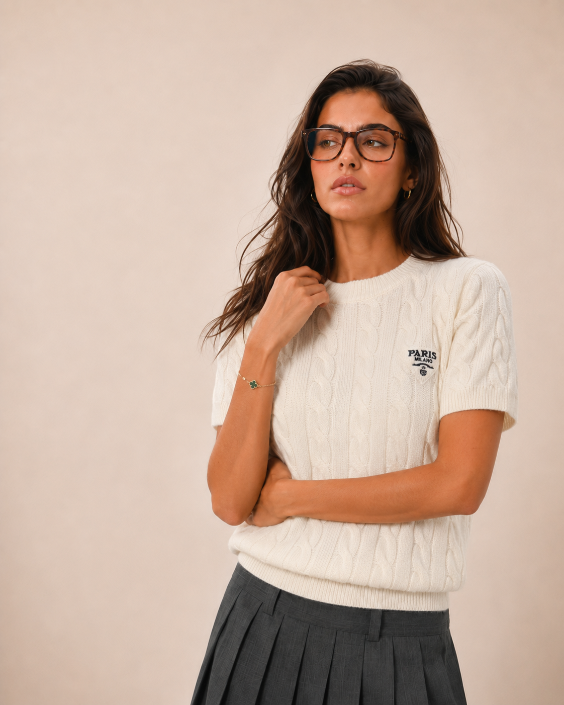 Kurzer Pullover mit Zopfmuster