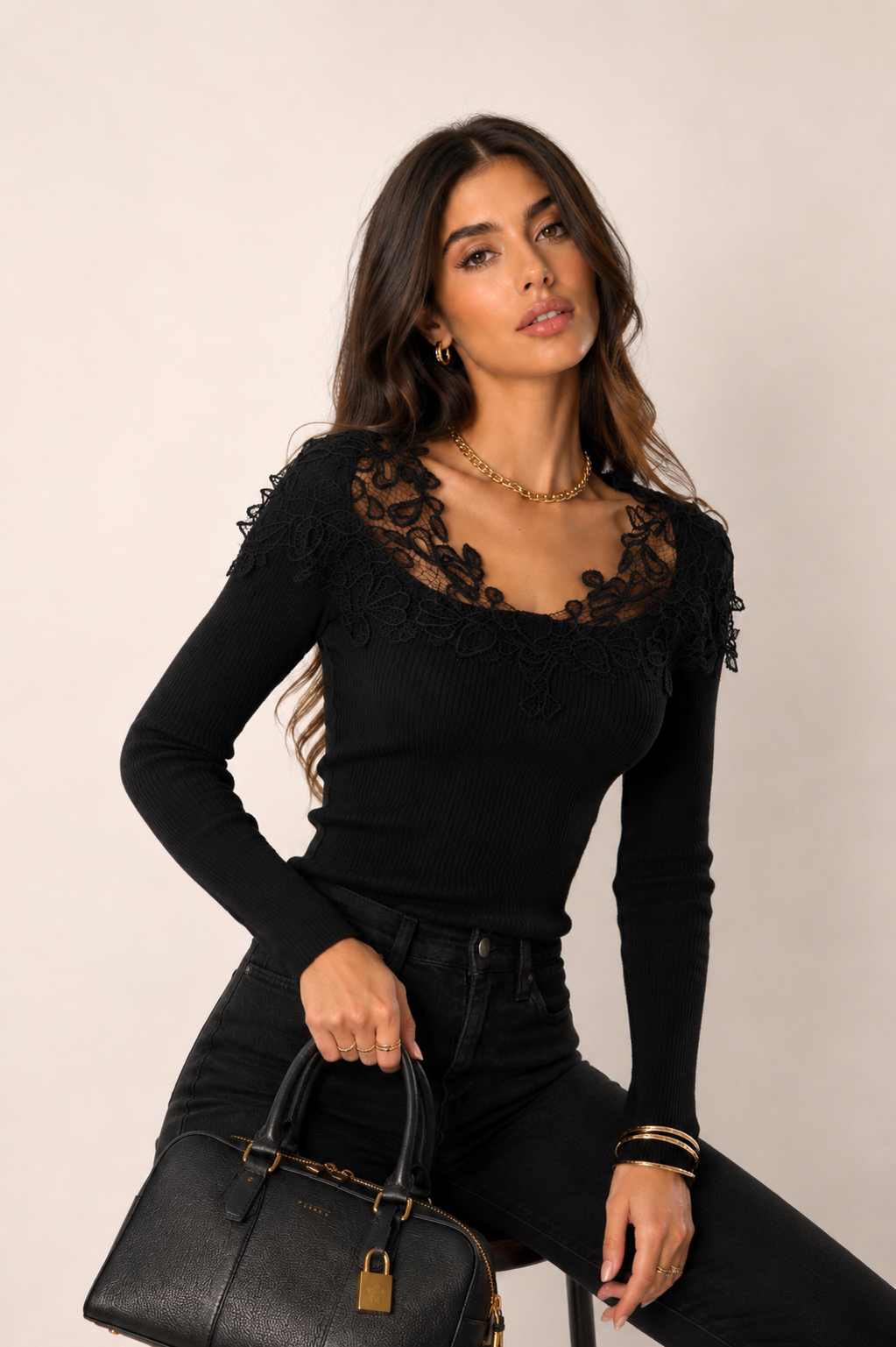Figurnaher Pullover mit Spitzenbesatz