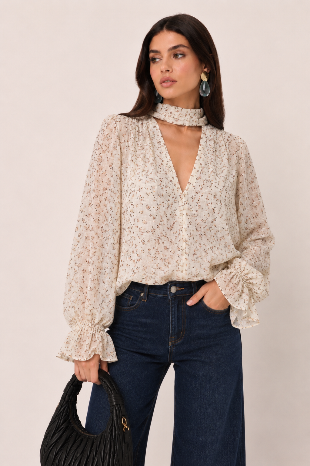 Bluse mit tiefem V‑Ausschnitt und Stehkragen
