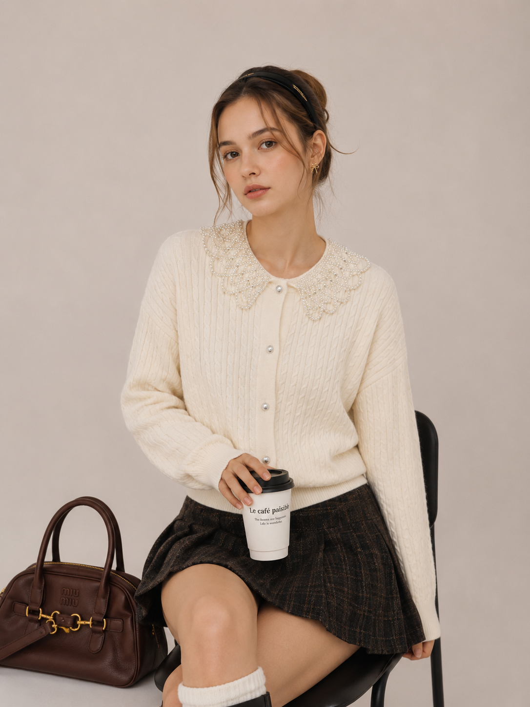 Cardigan mit Spitzenkragen und Perlendetail