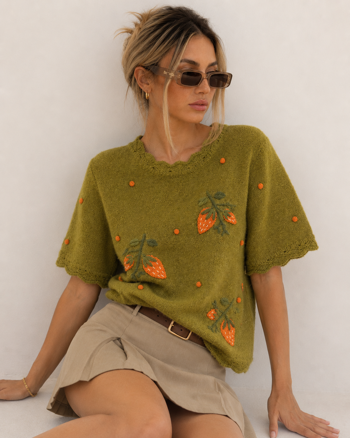 Kurzer Pullover mit Stickerei