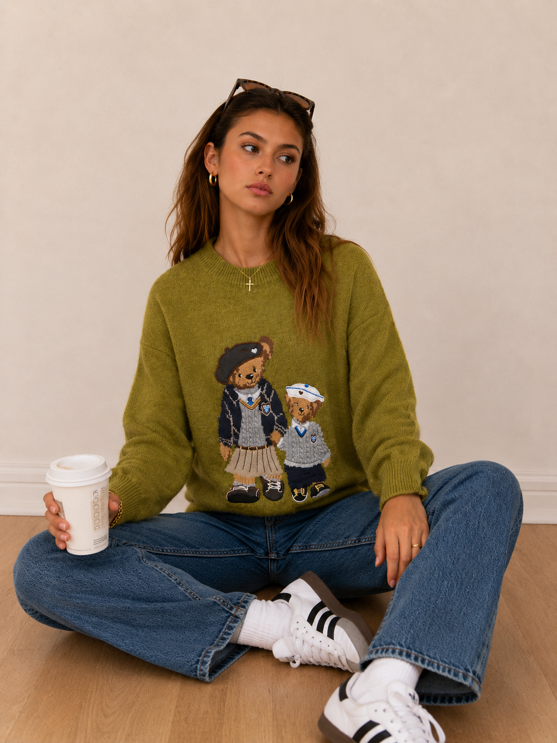 Lockerer Pullover mit Stickerei