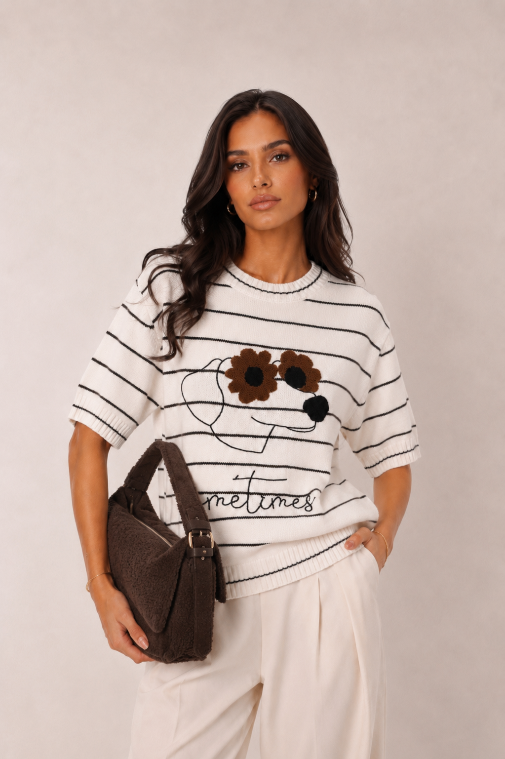 Gestreifter Pullover mit Stickerei