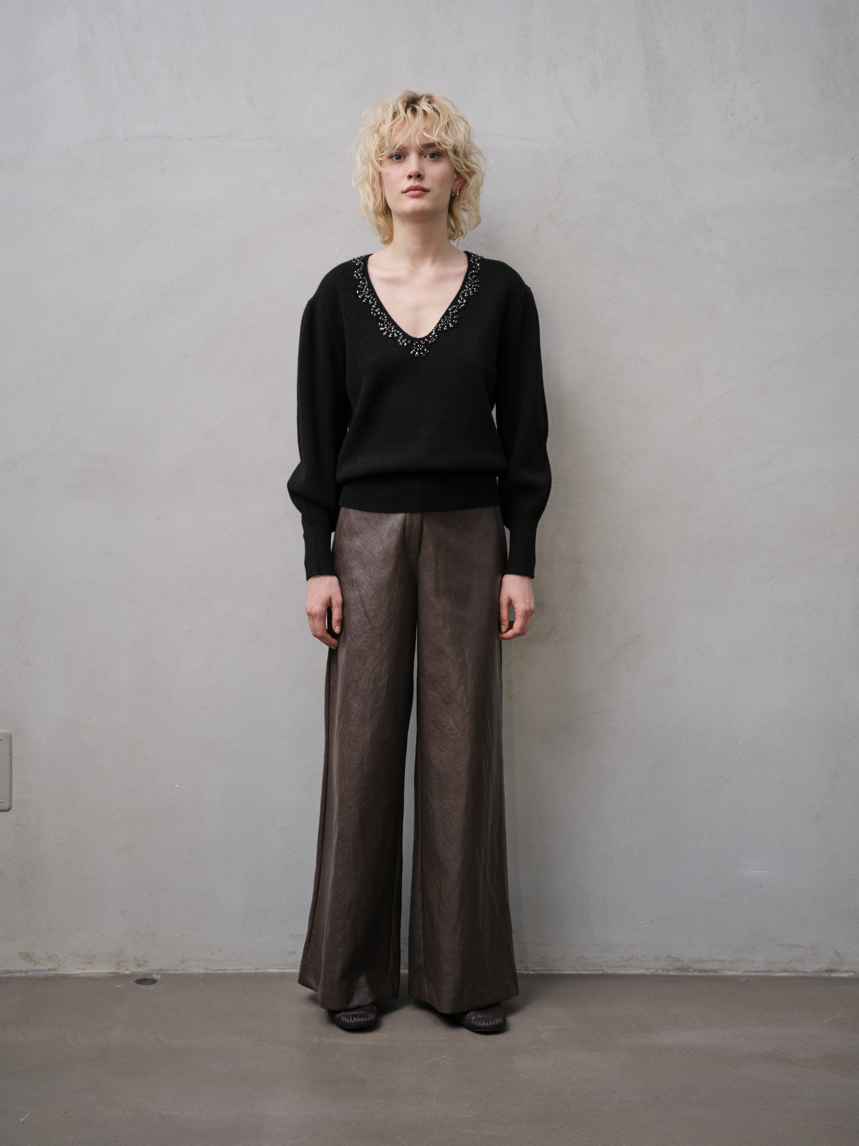 Gerippter V‑Ausschnitt-Pullover mit Nieten
