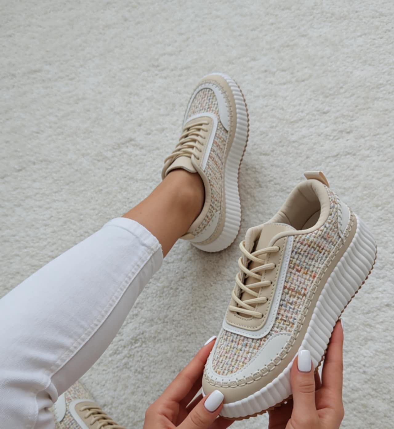 Niedrige Plateausneaker aus Tweedoptik