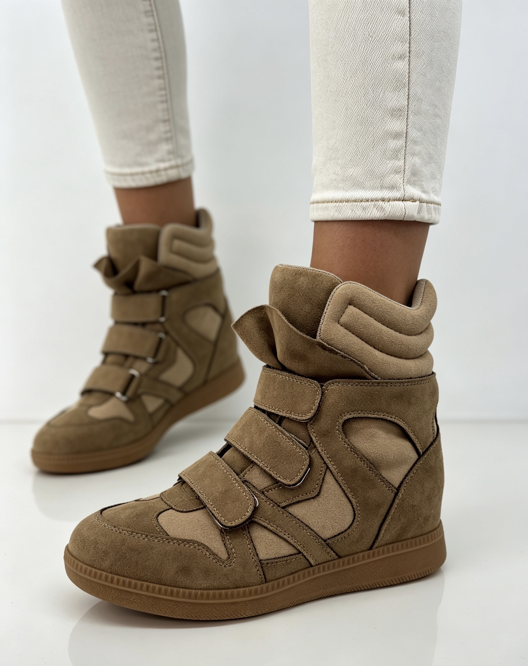 Sneaker-Boots mit verstecktem Keil