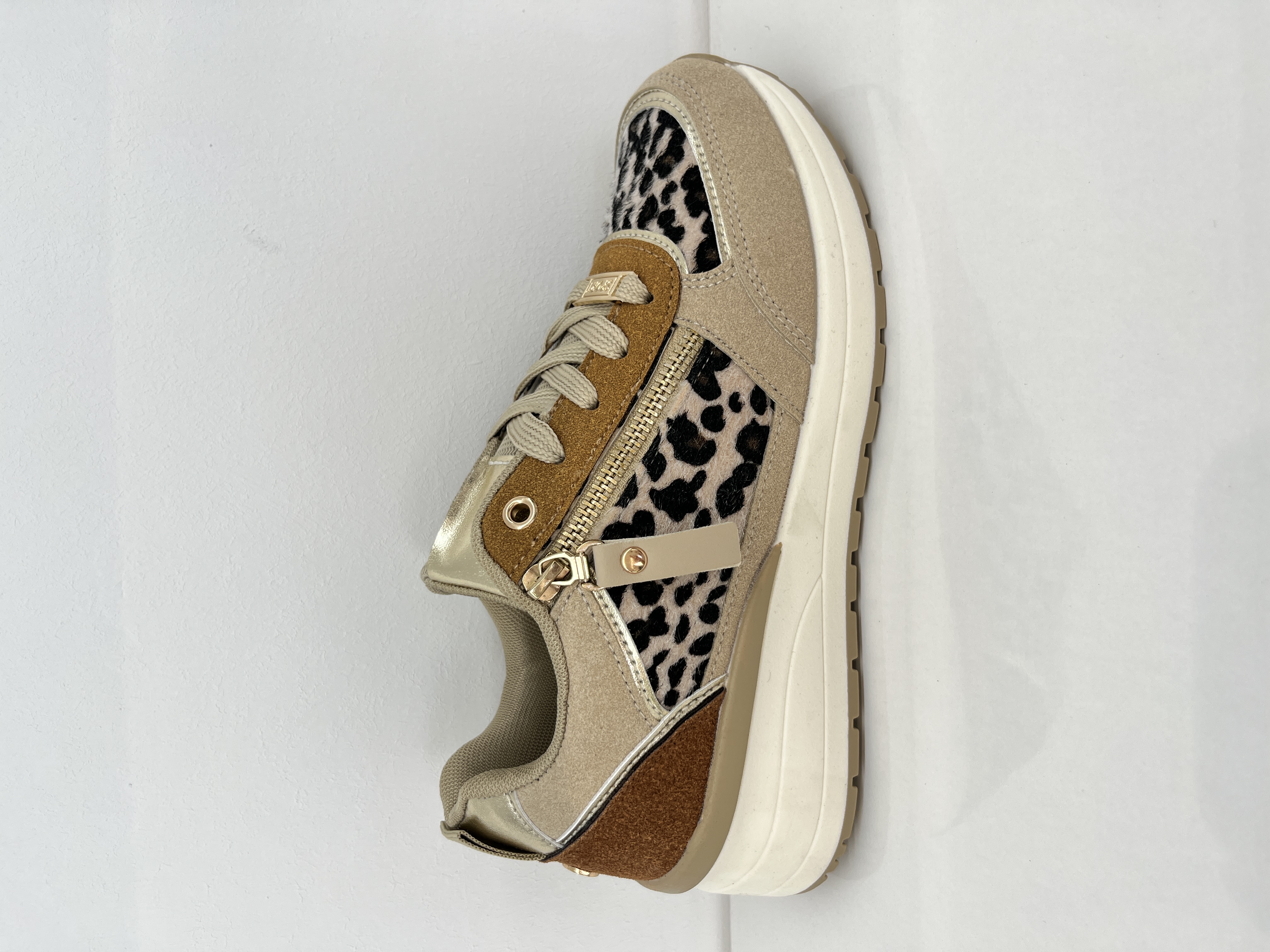 Plateau-Sneaker mit Zierknöpfen