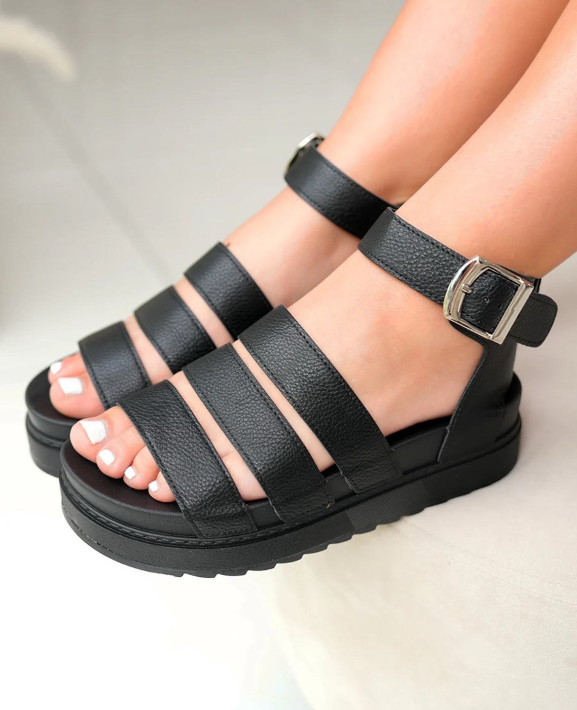 Plateau-Sandalen mit Riemen