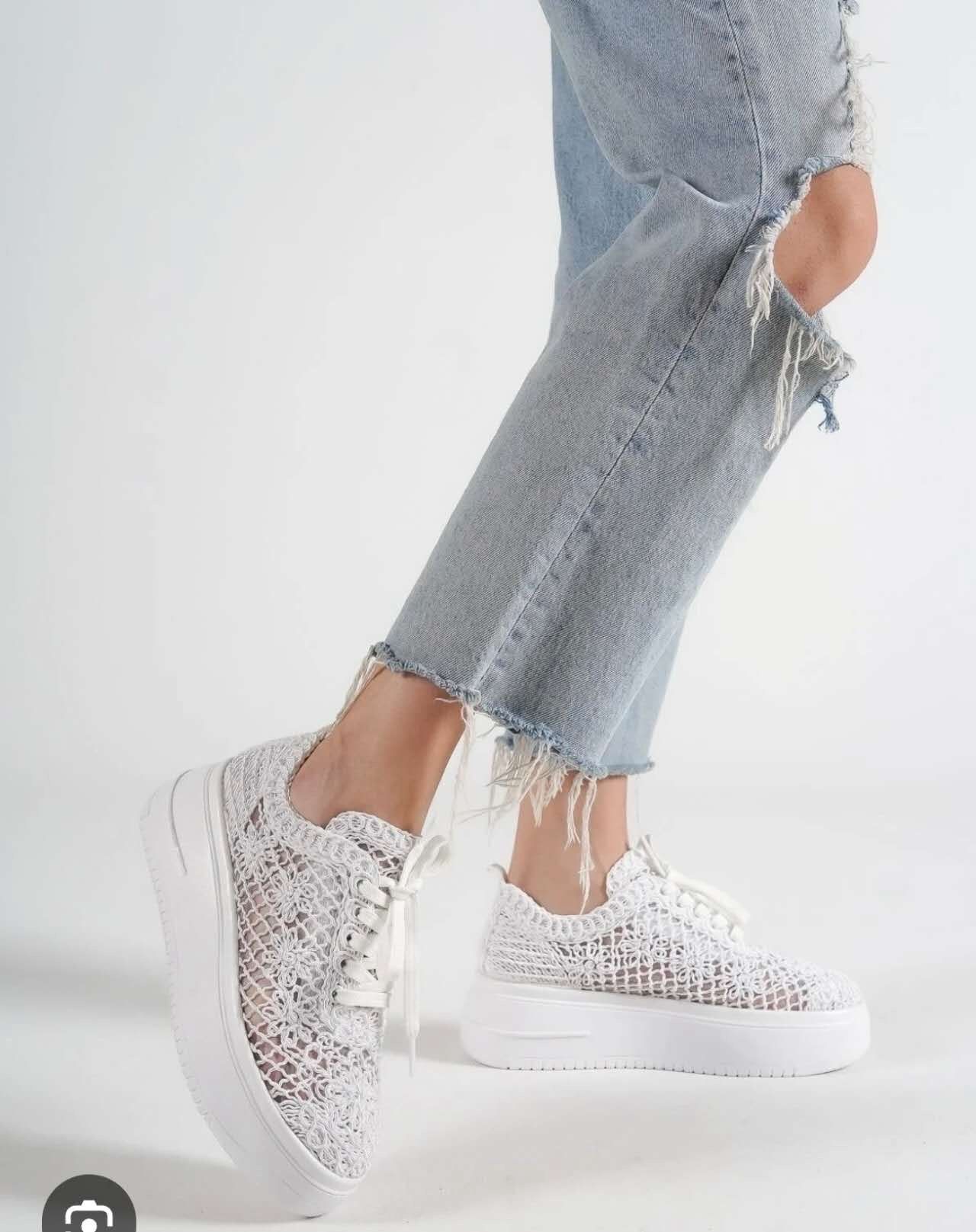 Sneaker mit Spitzenbesatz und Plateau