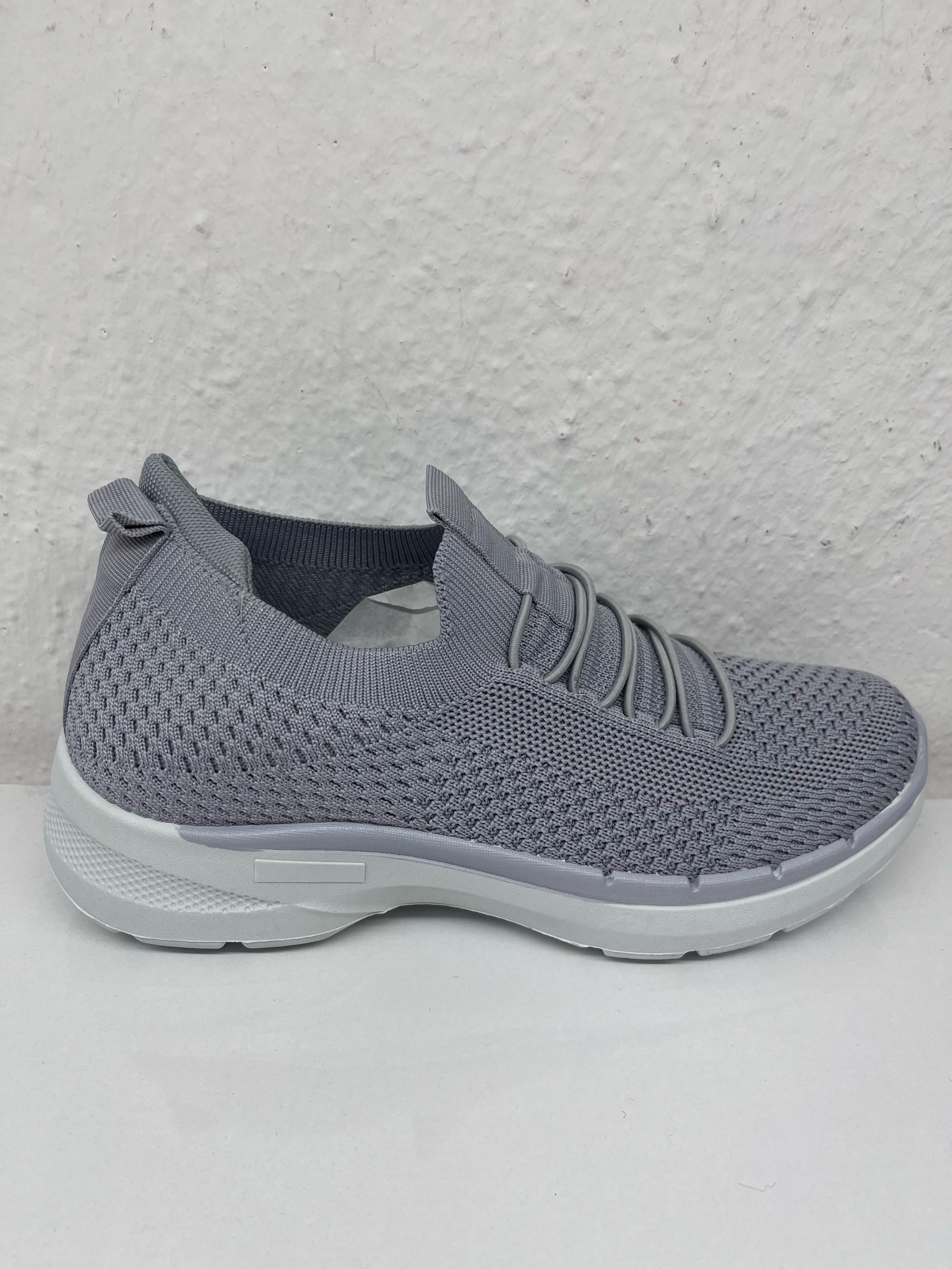 Gestrickte Sneaker mit Knöpfen