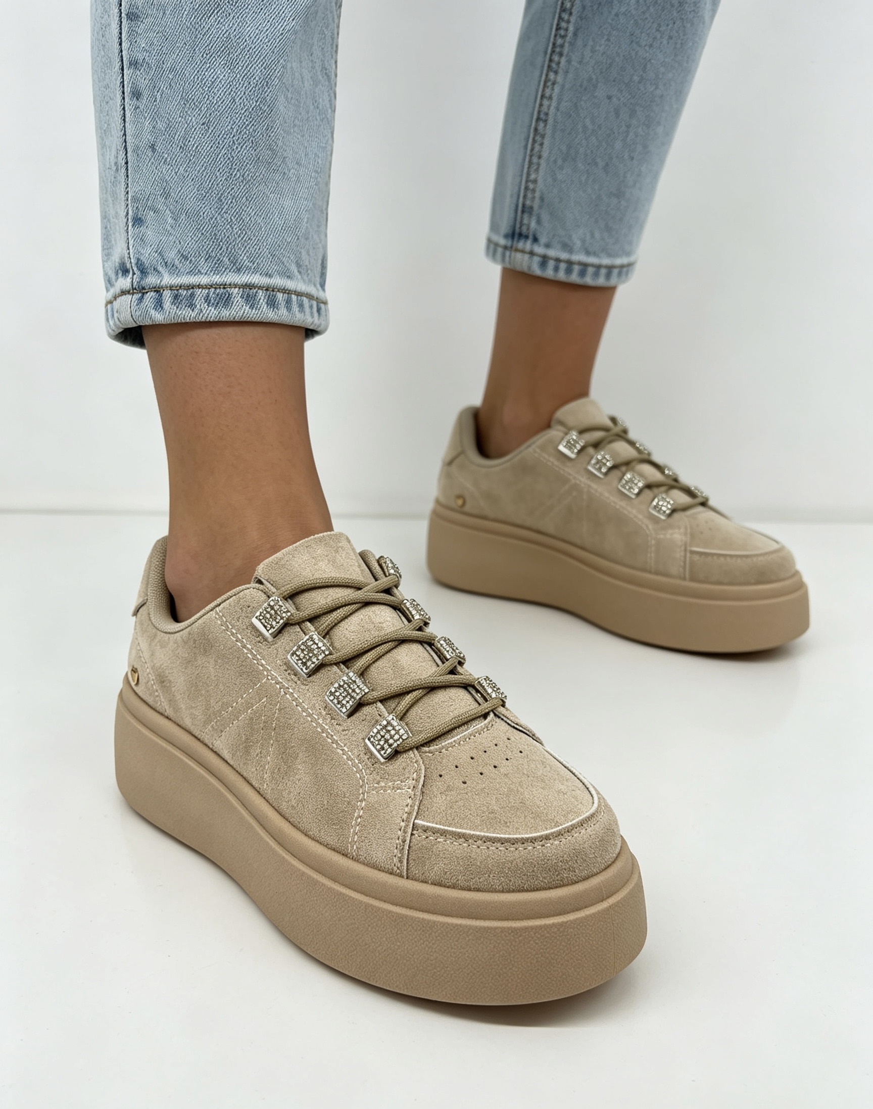 Plateau-Sneaker mit Nieten
