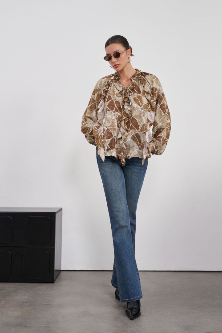 Lockere Bluse mit Rüsche