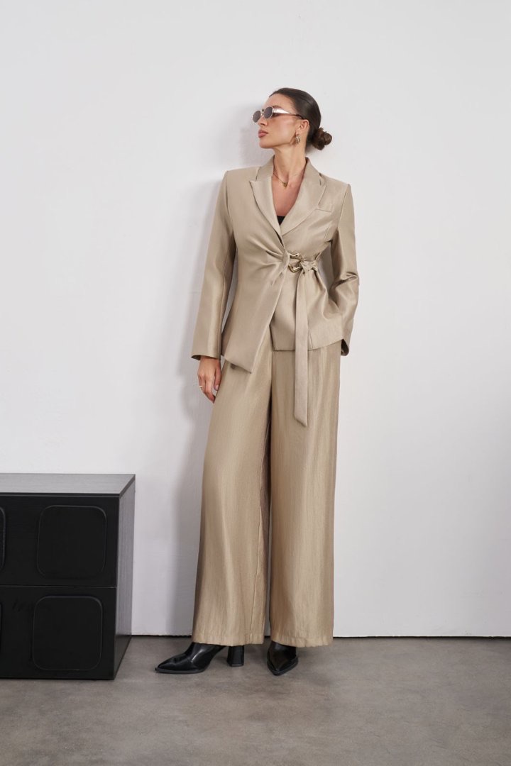 Taillierter Blazer mit Bindegürtel