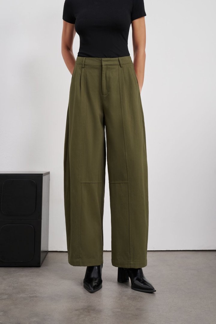 Weite Palazzo-Hose mit Bundfalten