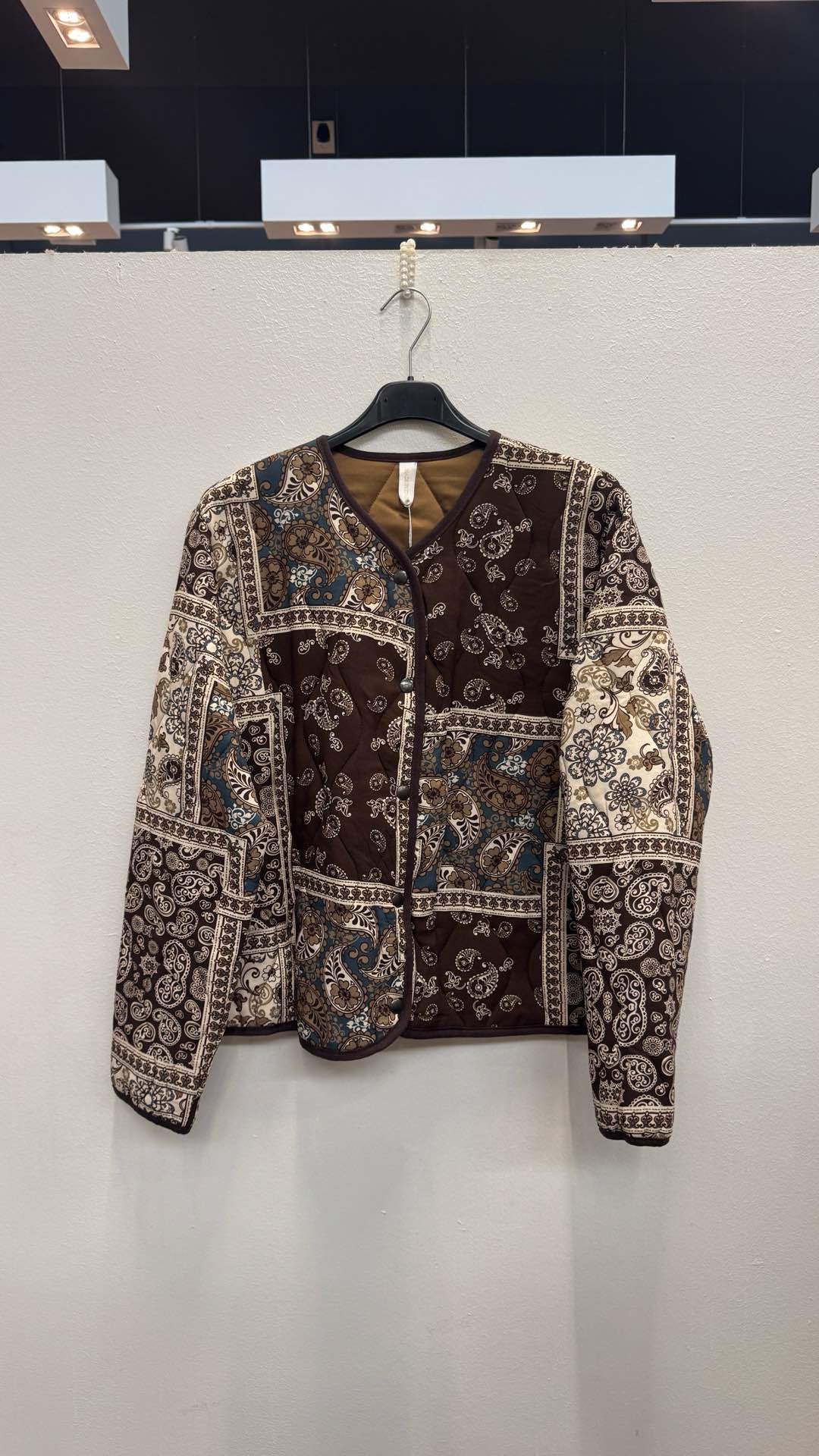Kurze Jacke mit Paisley-Muster