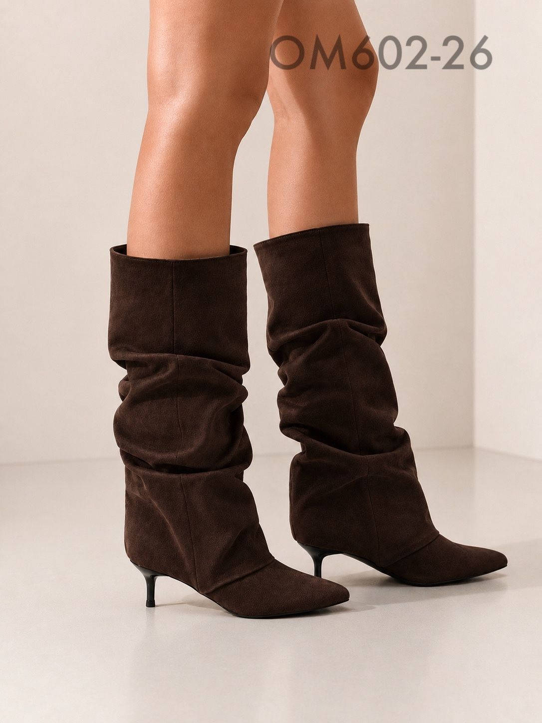 Geraffte Overknee-Stiefel mit spitzer Schuhspitze