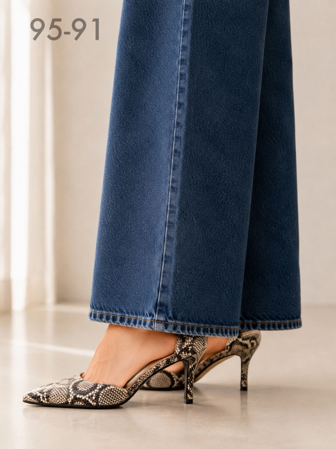 Dorsay-Pumps mit Prägung und Stilettoabsatz