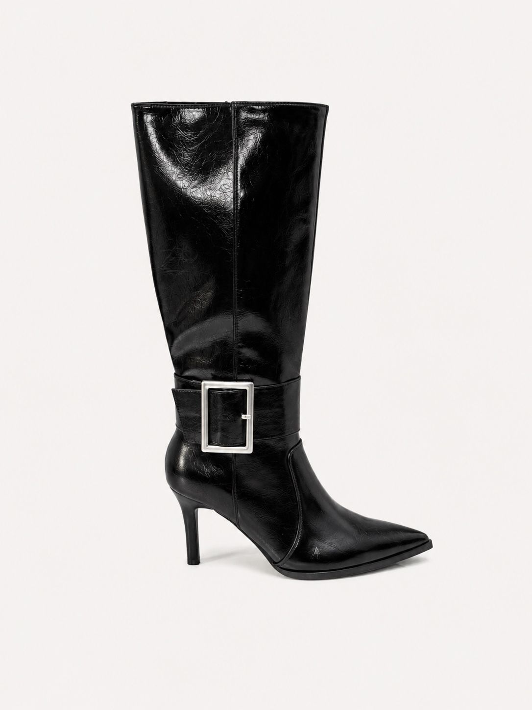 Stiefel in Lackoptik mit dekorativem Detail