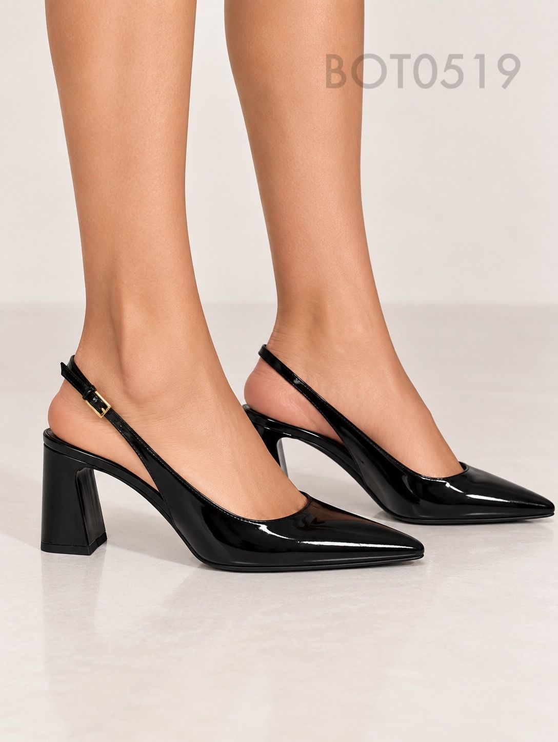 Lack-Pumps mit Spitze