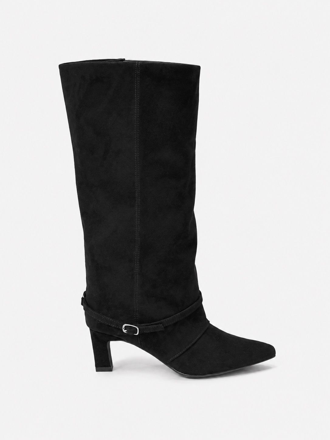 Stiefel mit dekorativen Knöpfen
