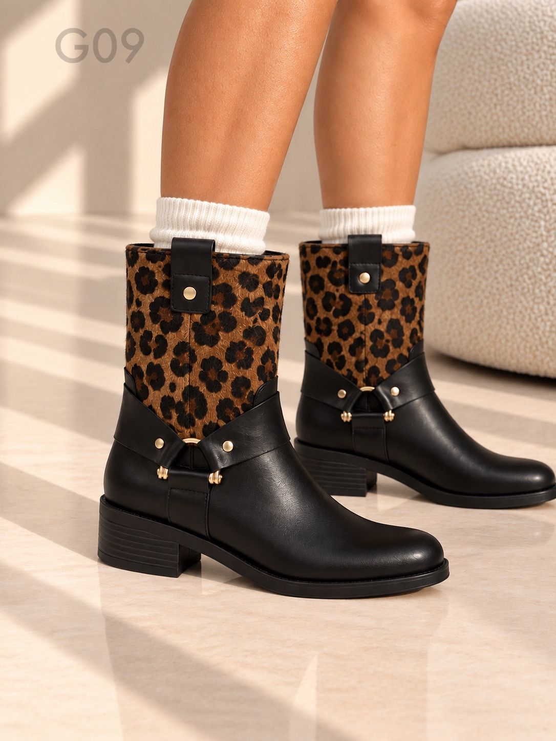 Kurzschaft-Stiefeletten mit Niedrigem Absatz und Nieten