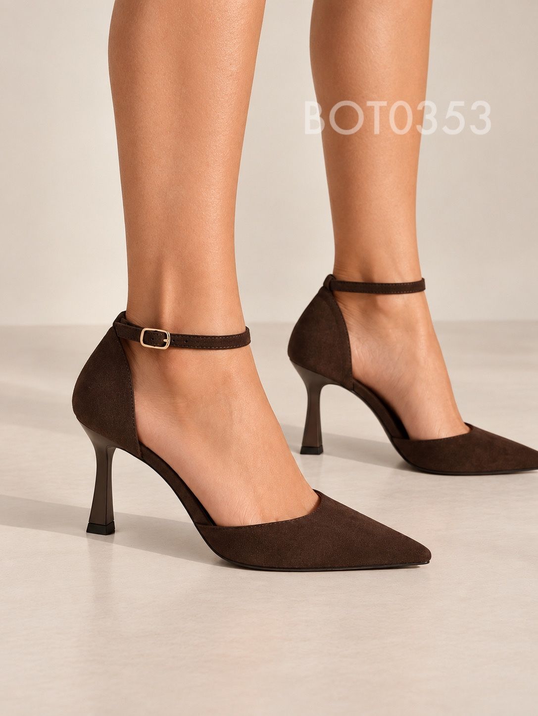 Pumps mit spitzer Kappe und Knöchelriemen