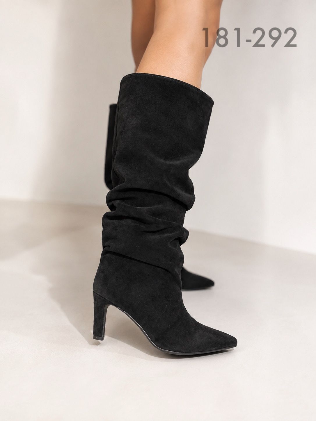 Overknee-Stiefel mit gerafftem Schaft und spitzer Vorderkappe