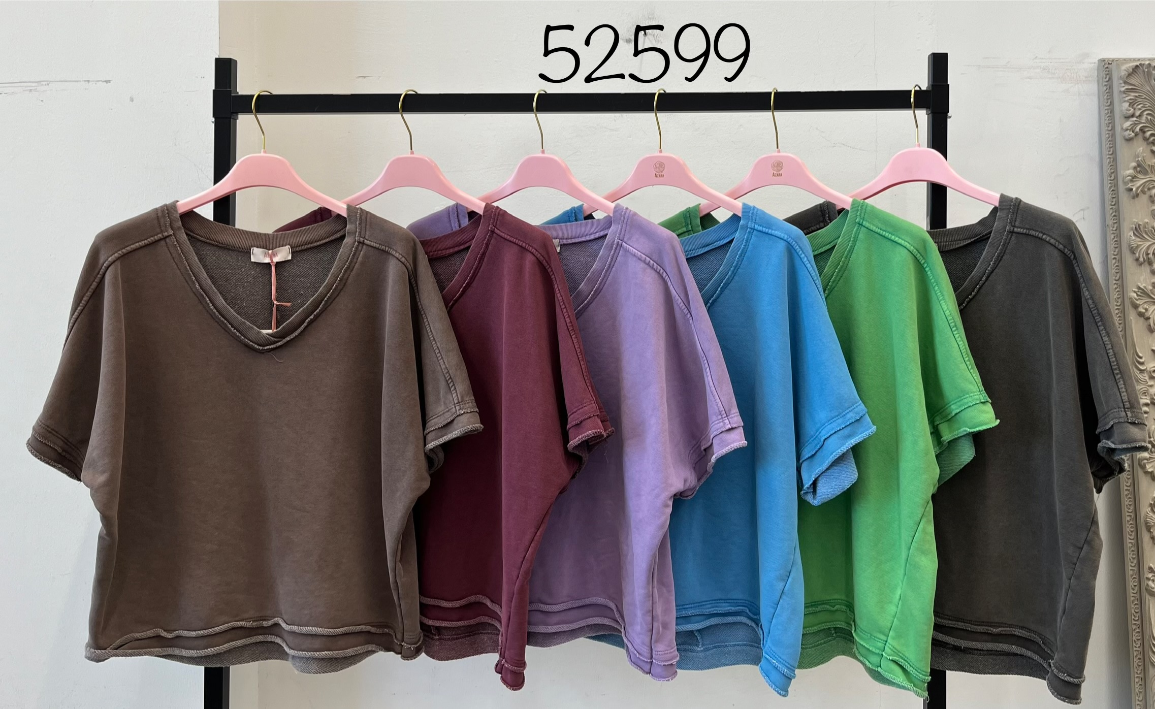 T-Shirt im lockeren Schnitt mit V‑Ausschnitt