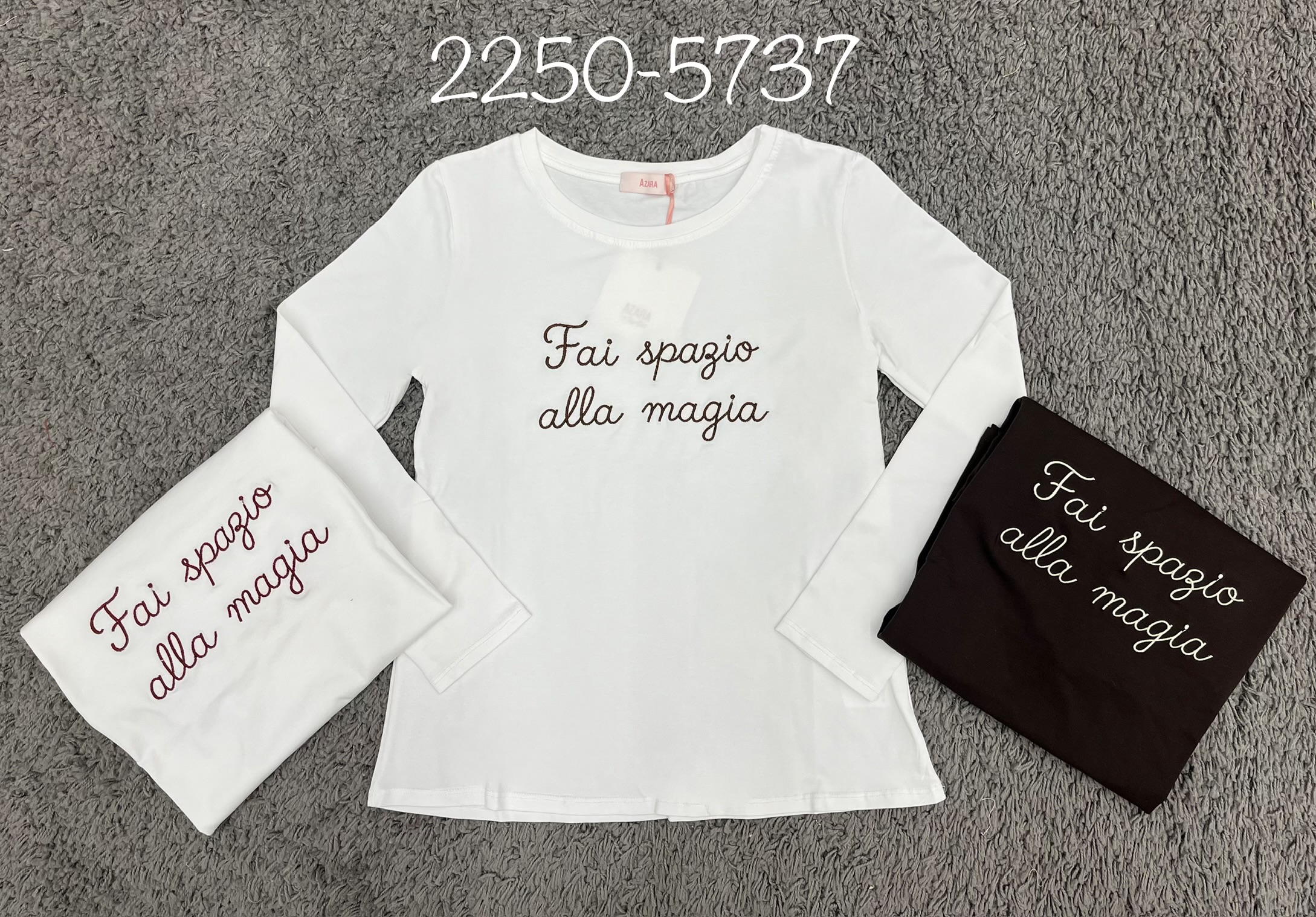 Figurbetontes T-Shirt mit Stickerei