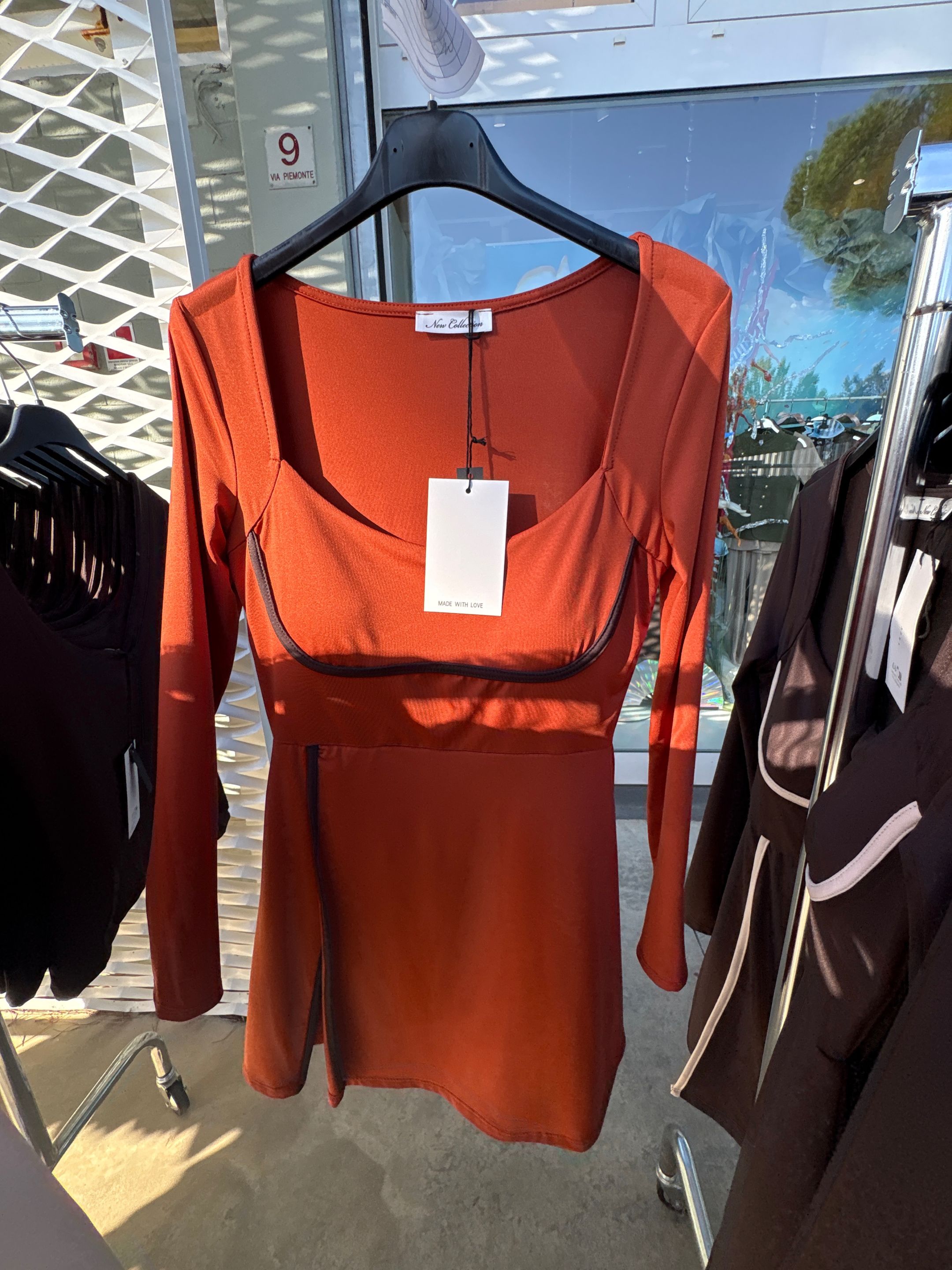Figurbetontes Mini-Kleid mit Herz-Ausschnitt