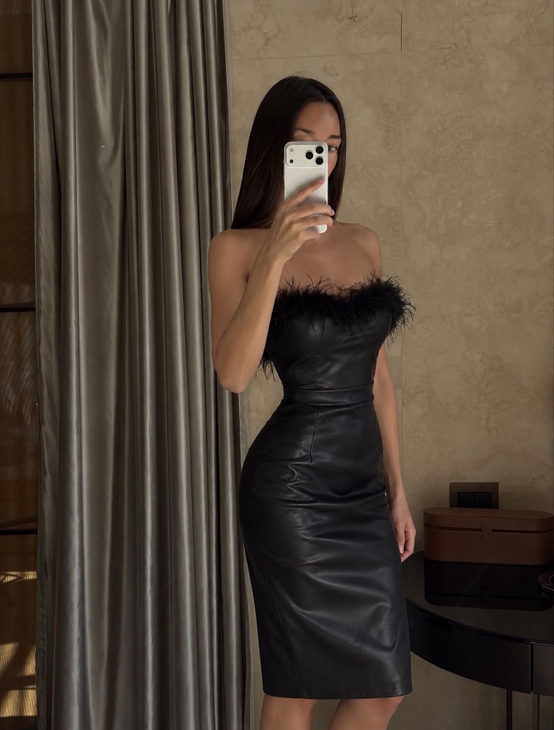 Trägerloses Bleistiftkleid mit Fransen