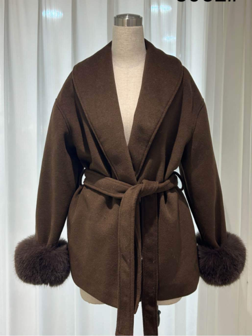 Jacke mit Taillenband und Breiten Revers