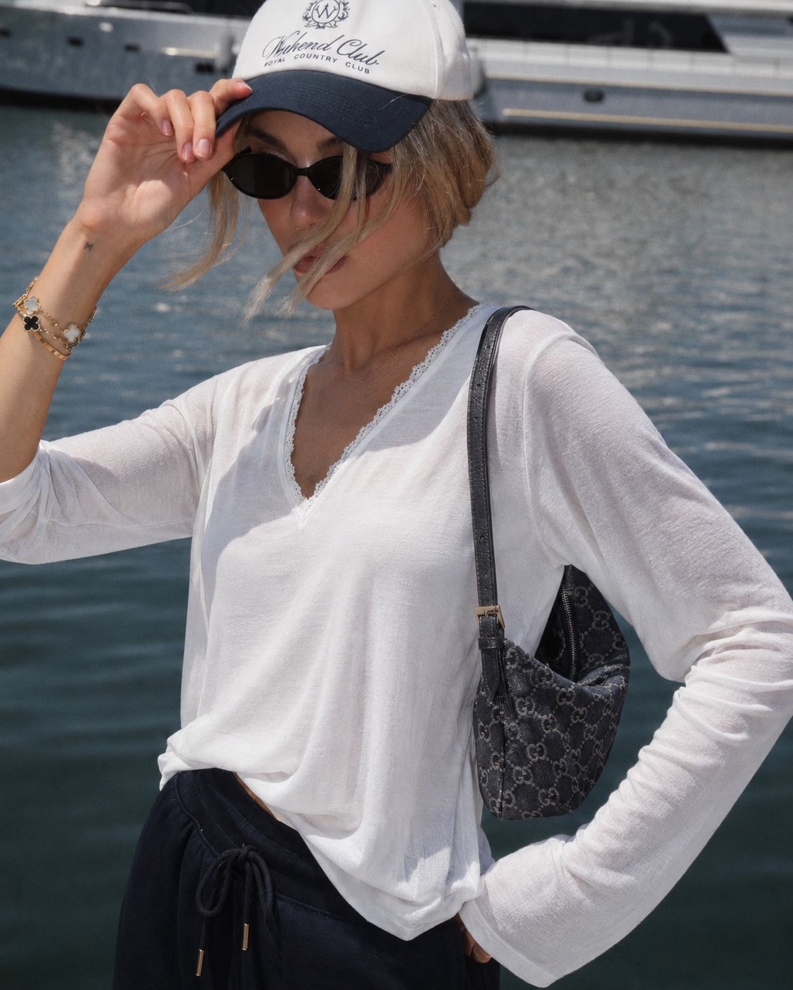 Locker geschnittene Bluse mit Spitzenbesatz