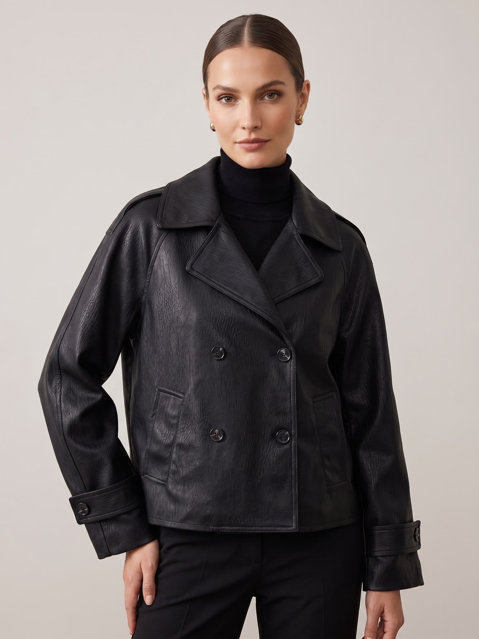 Kurze klassische Jacke aus Kunstleder
