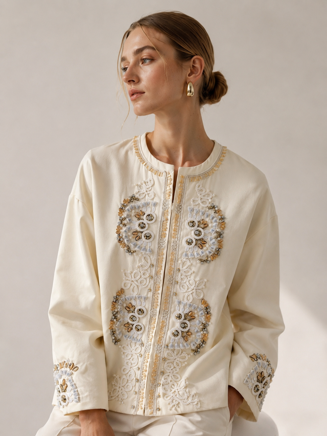 Schlichte Jacke mit Verzierungen